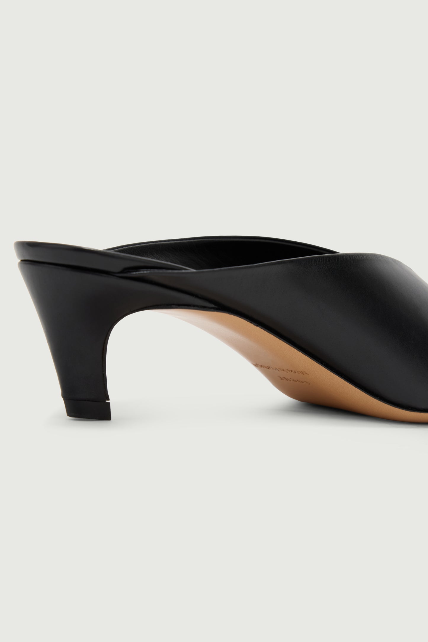 Mules Amalie - Negro Cuero con Tacón - Soeur